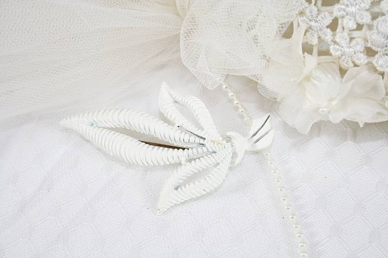 Weiße Emaille Blatt Brosche Vintage Pin von AuntBeasBling