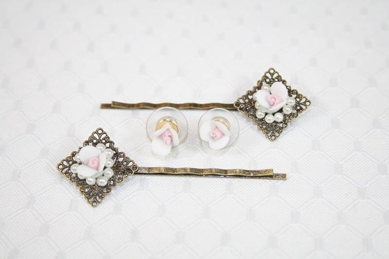 Weiße Rose Und Faux Perlen Haarnadeln Ohrring Paar Zierliche Haarspangen Ohrringe Perfekt Für Eine Hochzeit von AuntBeasBling