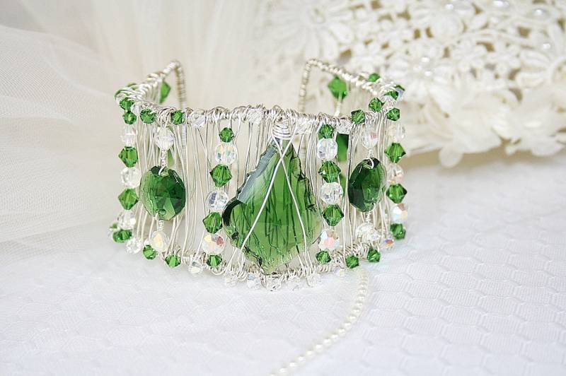 st Patrick Es Day Armband Handgefertigt Smaragd Grün Breites Silber Vintage Kristall Sparkly Diva von AuntBeasBling