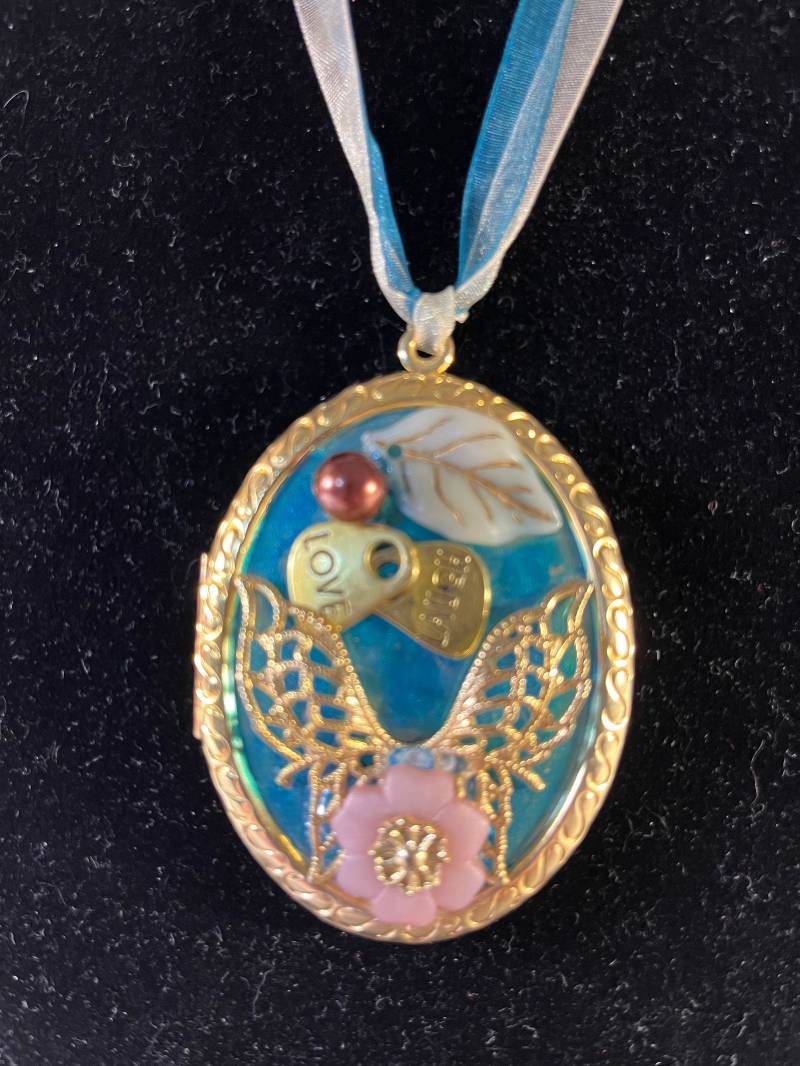 Medaillon. Lässt Sich Öffnen Für Zwei Bilder. Wunderliche Charms.two Lockets Mit Thema Tea Time Oder Schmetterling Charms von AuntBsCottage