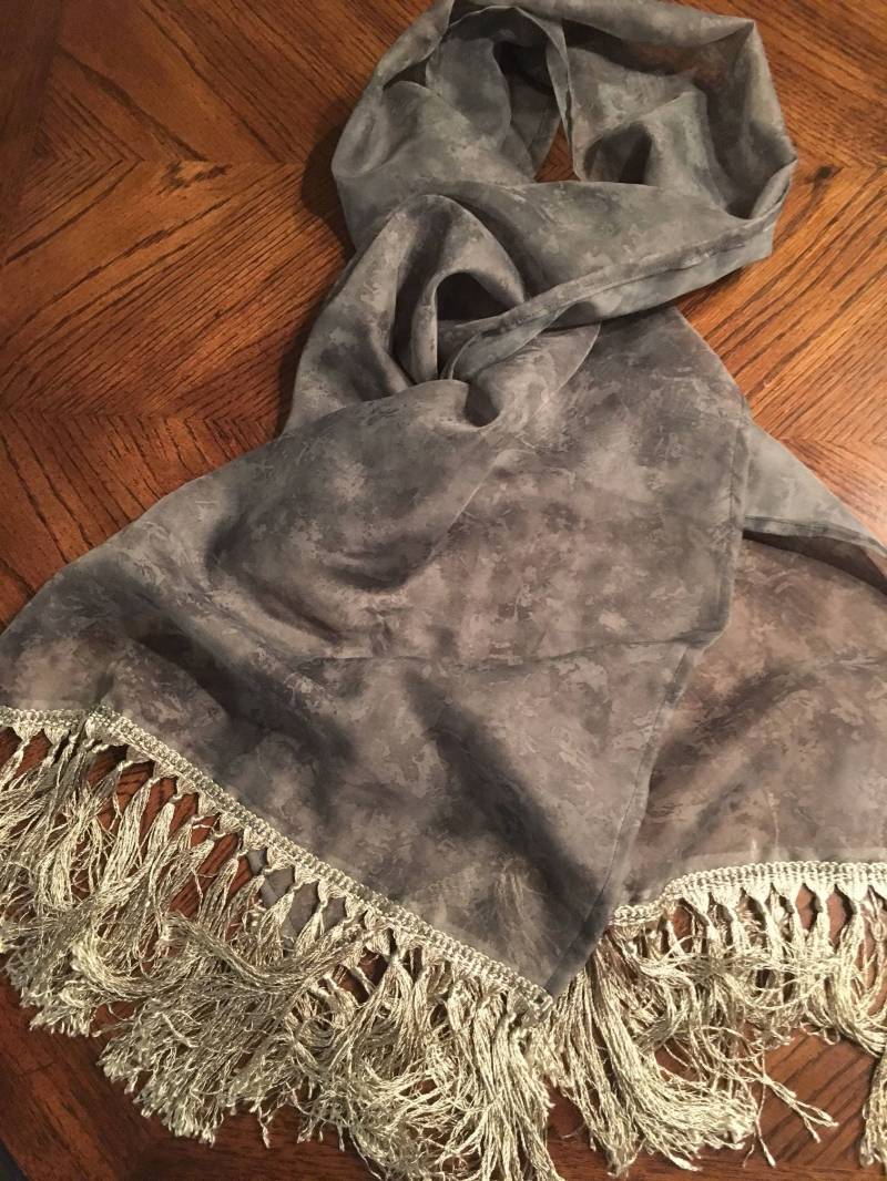 Schal Mit Fransen. Design Dunkle & Helle Grüntöne von AuntBsCottage