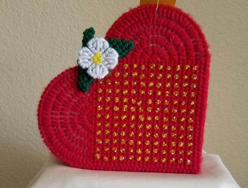 Erdbeerrote Herzförmige Schmuckbox - Plastikleinwand Mit Gelben Perlen von AuntCharliesAttic48