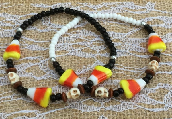 Candy Corn & Skulls Armbänder Kit Oder Handmade | Halloween Modeschmuck von AuntJennysBeads