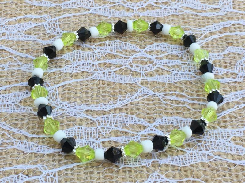 Halloween Schwarz & Grün Perlen Armbänder Kits Oder Handmade | Modeschmuck von AuntJennysBeads