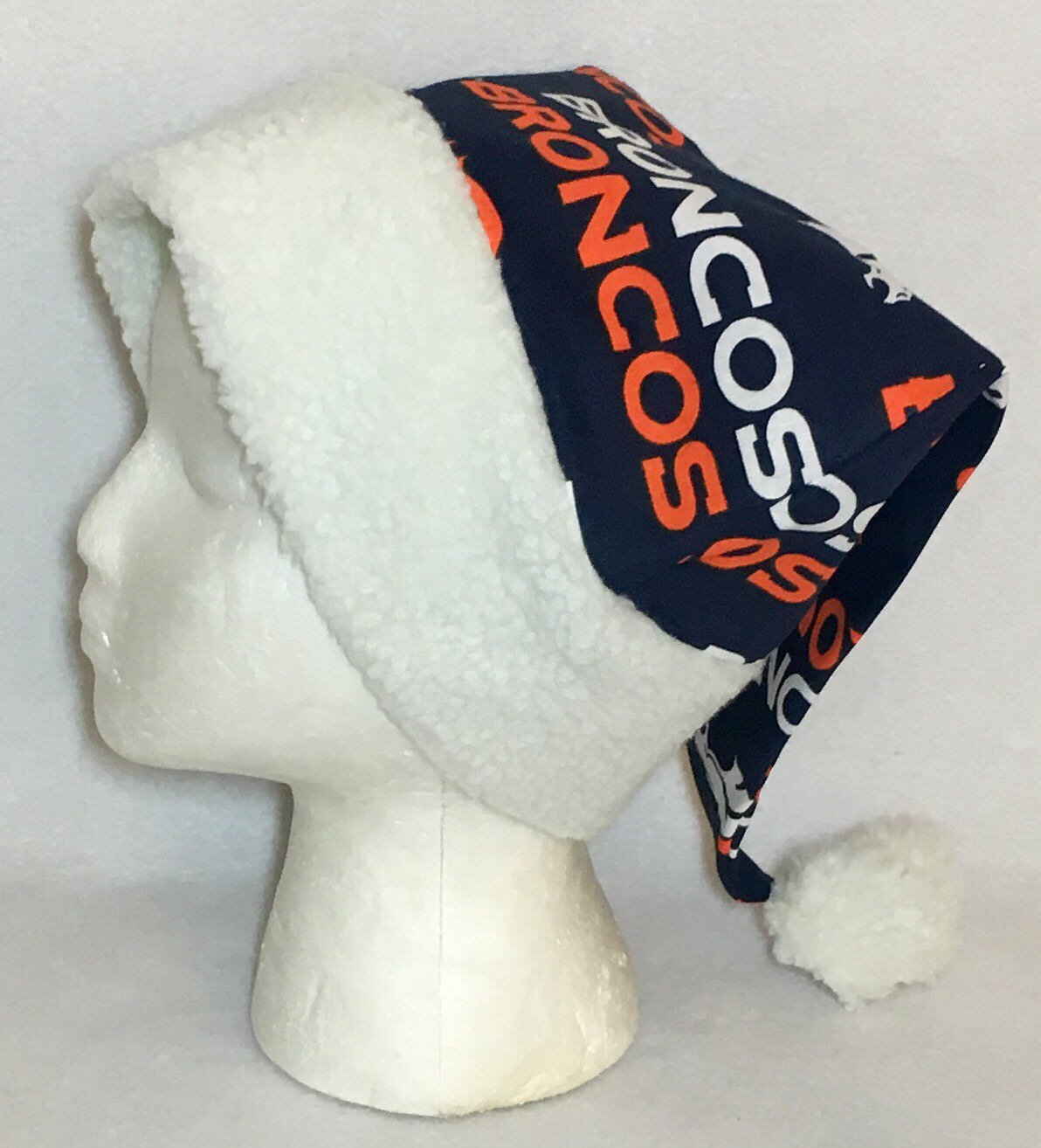 Denver Broncos - Erwachsene Weihnachtsmütze von AuntShellDesigns