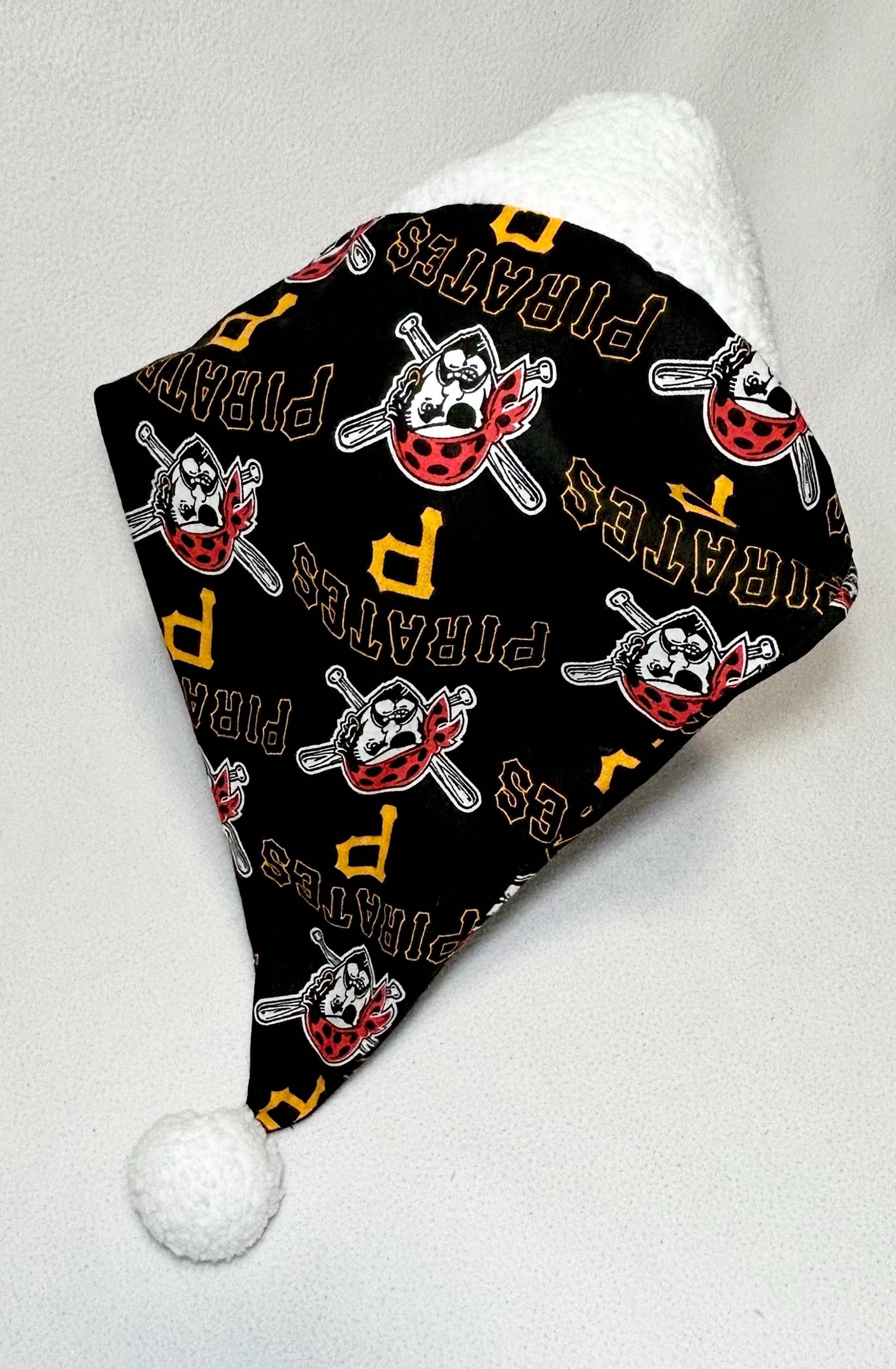 Pittsburgh Pirates - Erwachsene Weihnachtsmütze von AuntShellDesigns