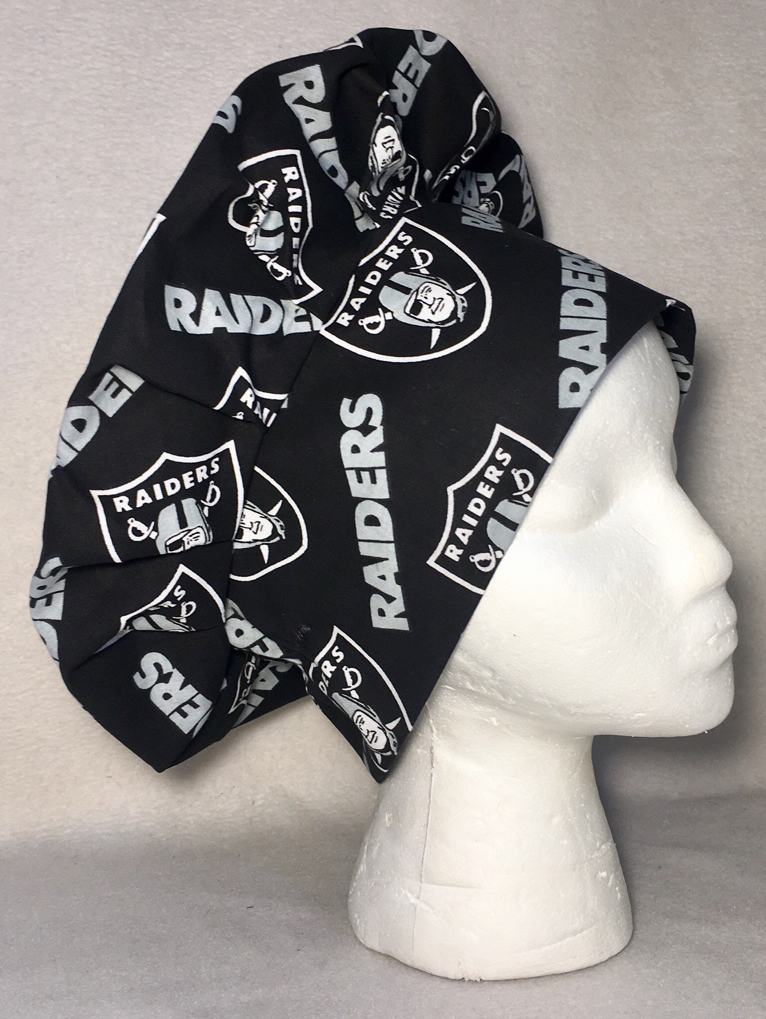 Raiders - Erwachsene Größe Kochmütze von AuntShellDesigns