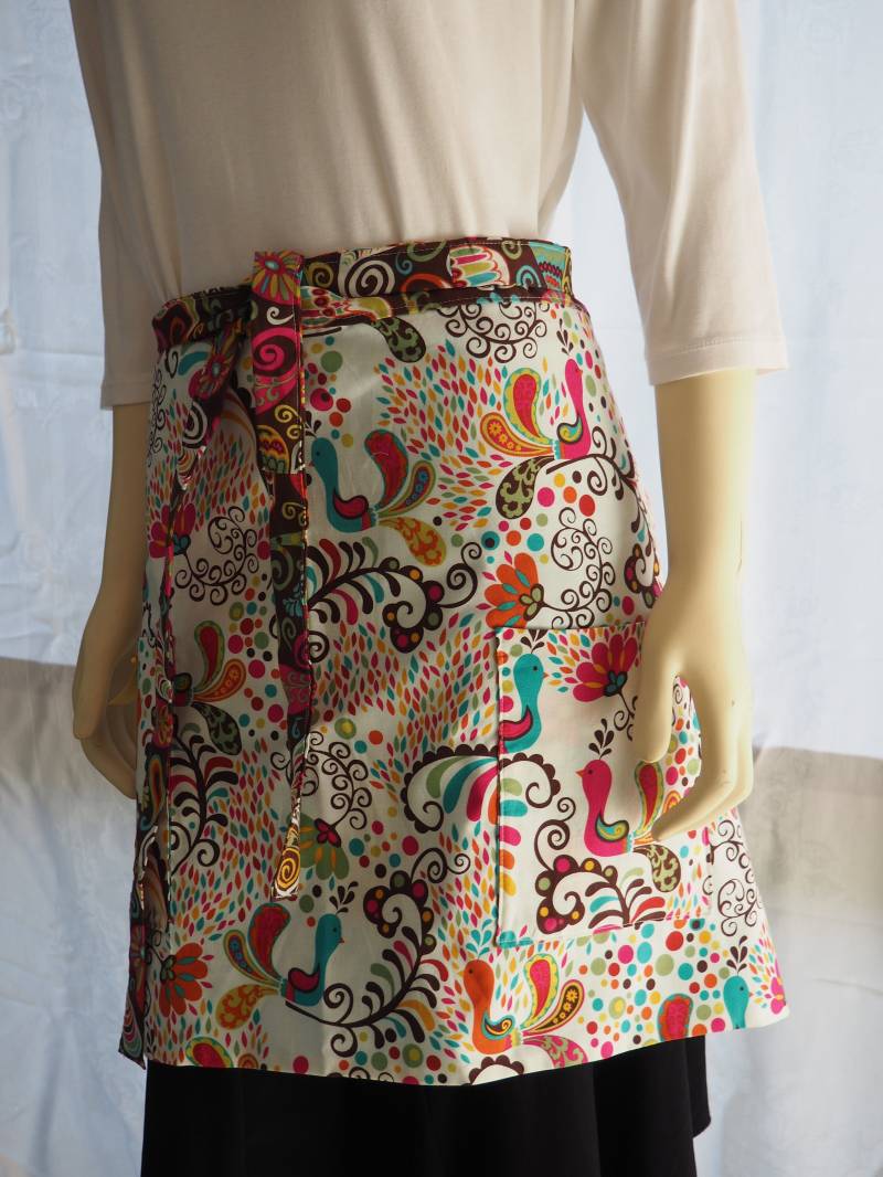 Folk Art Pfau Schürze Mit Taschen, Handgemachte Halbe Schürze, Reversibel Folk Art Pfau Schürze Mit Taschen, Handgemachte Halbe Schürze, Reversibel von AuntTerrysCreations