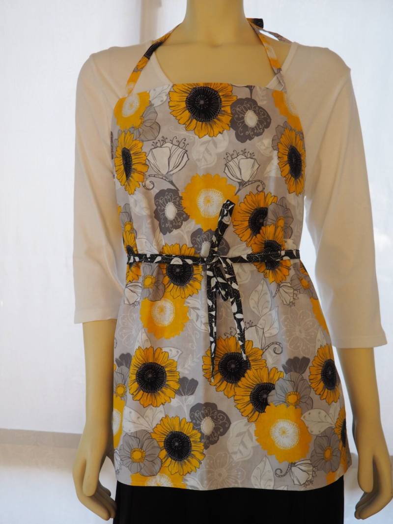 Gelbe Blumenschürze Mit Schwarzem Blumendruck, Handgefertigte Schürze Für Erwachsene Gelbe Blumenschürze Mit Schwarzem Blumendruck, Handgefertigte Schürze Für Erwachsene von AuntTerrysCreations