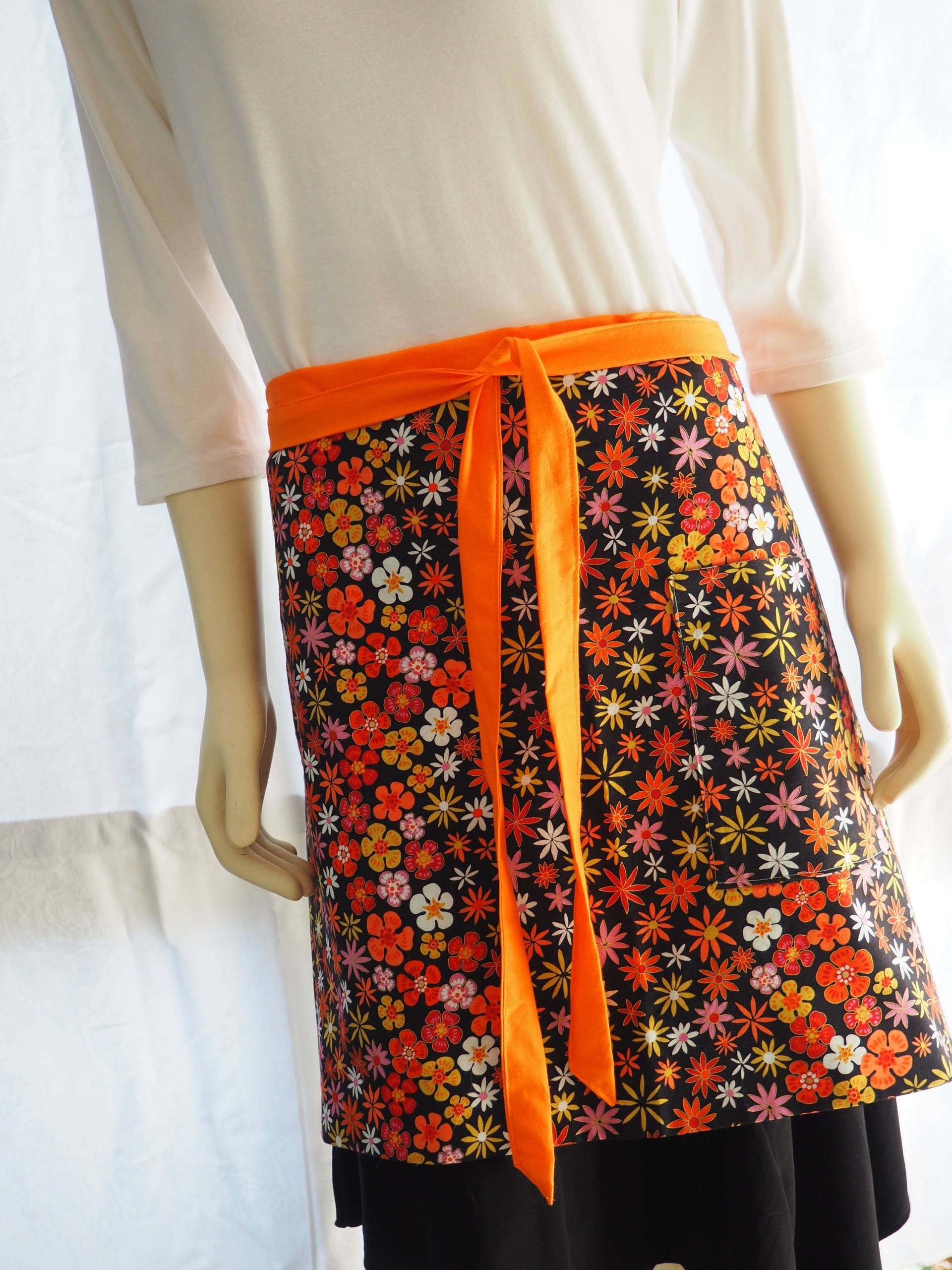 Schwarz Und Orange Geblümte Schürze Mit Taschen, Handgemachte Halbe Schürze, Wendeschürze Schwarz Und Orange Geblümte Schürze Mit Taschen, Handgemachte Halbe Schürze, Wendeschürze von AuntTerrysCreations