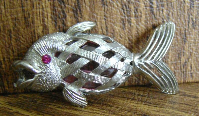 Fisch Brosche Mit Rosa Stein/Silberton Sieht Aus Wie Ein Geburtsstein Pin Für Monat Oktober Fisch Brosche Mit Rosa Stein/Silberton Sieht Aus Wie Ein Geburtsstein Pin Für Monat Oktober von AuntieAnnesGems