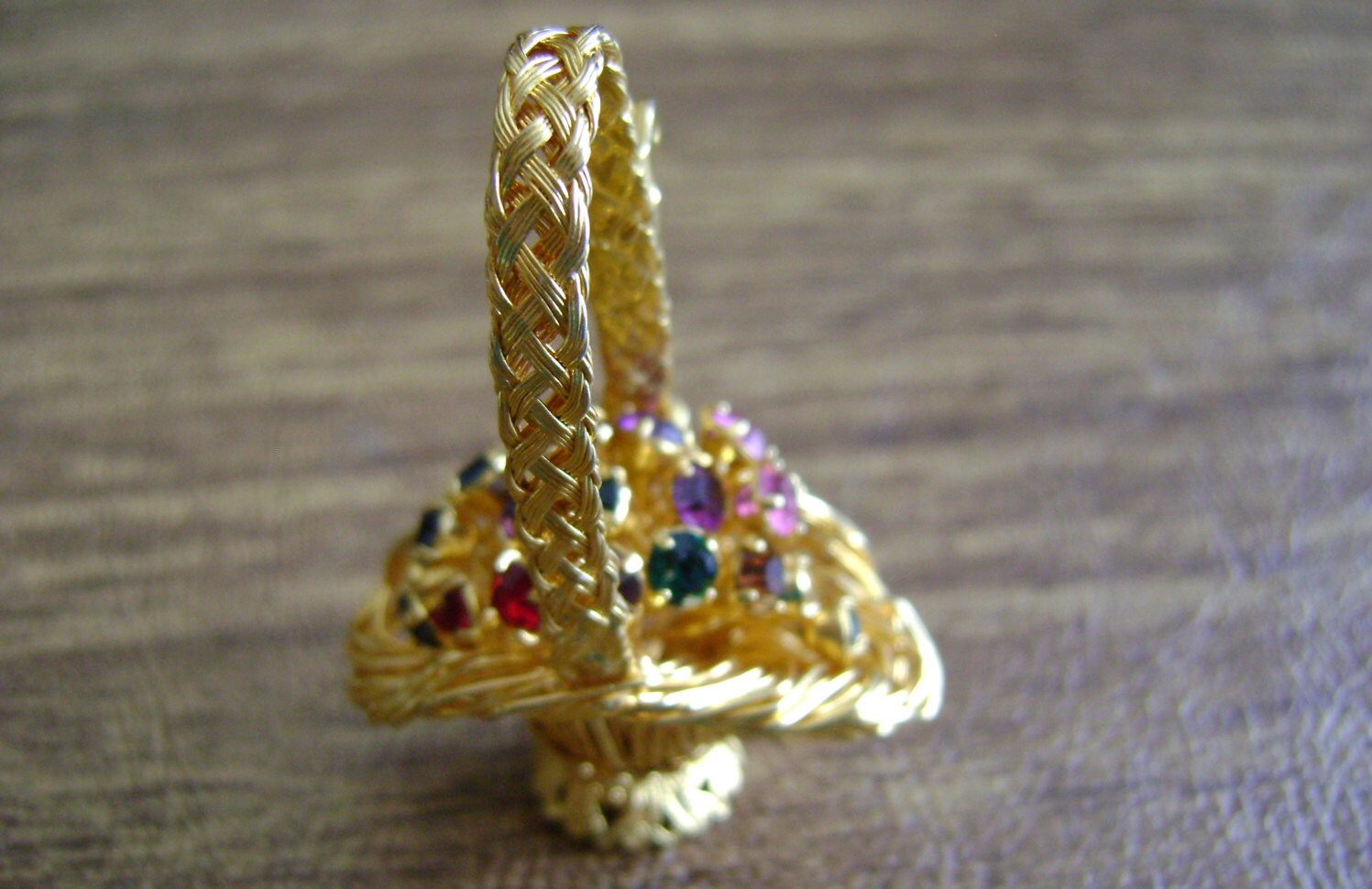 Geflochtene Korb Brosche Multi Color Strasssteine in Gold Ton Geflochtene Korb Brosche Multi Color Strasssteine in Gold Ton von AuntieAnnesGems