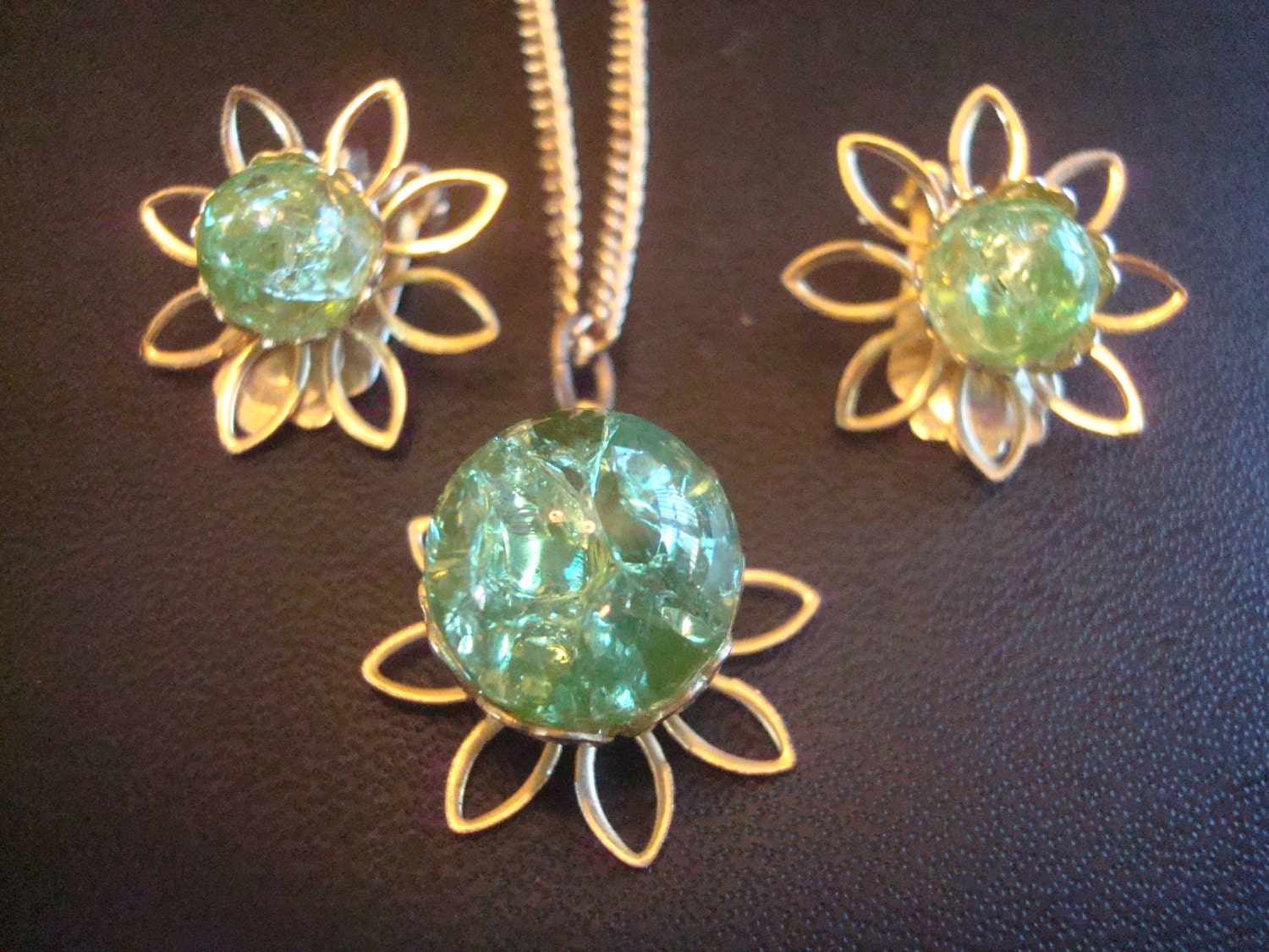 Jahrgang Goldtone Peridot Blume Anhänger Mit Passenden Clip Auf Ohrringe Jahrgang Goldtone Peridot Blume Anhänger Mit Passenden Clip Auf Ohrringe von AuntieAnnesGems