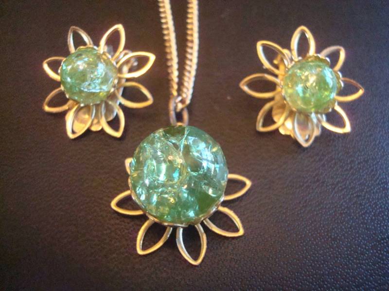 Jahrgang Goldtone Peridot Blume Anhänger Mit Passenden Clip Auf Ohrringe Jahrgang Goldtone Peridot Blume Anhänger Mit Passenden Clip Auf Ohrringe von AuntieAnnesGems