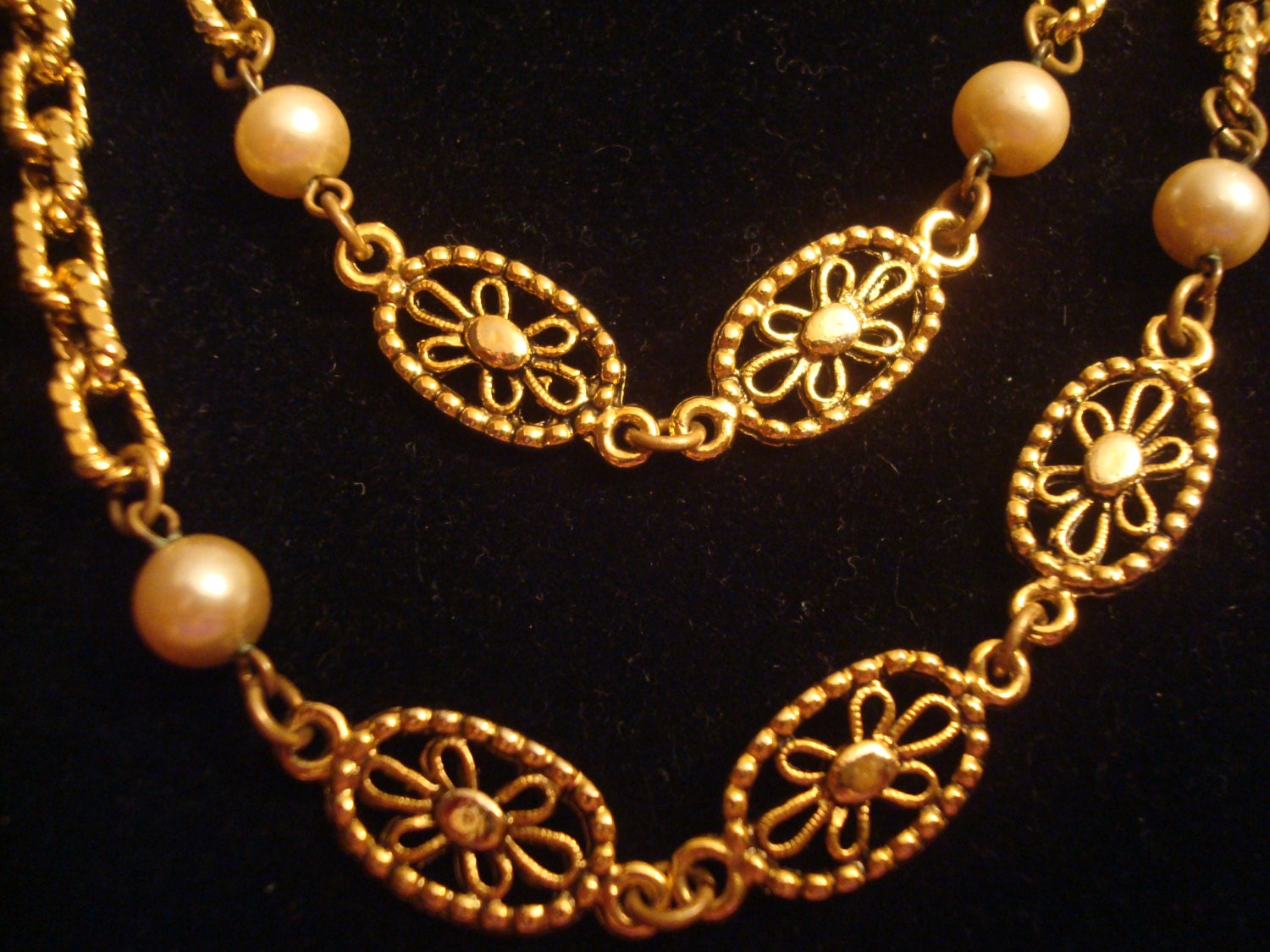 Signierte Dauplaise Goldkette Mit Kleinen Perlenakzenten/Ovale Blumen 40-Zoll-Kette Exzellenter Zustand Geburtstag Muttertag Signierte Dauplaise Goldkette Mit Kleinen Perlenakzenten/Ovale Blumen 40-Zoll-Kette Exzellenter Zustand Geburtstag Muttertag von AuntieAnnesGems