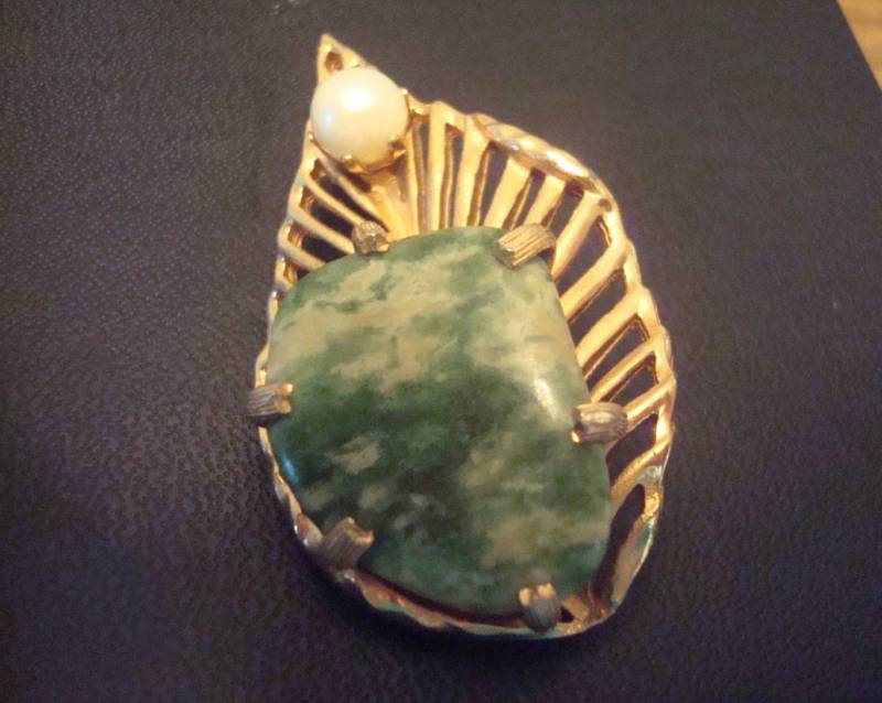 Vintage Brosche Von Kramer Mit Grünem Cabachon Und Echter Zuchtperle Vintage Brosche Von Kramer Mit Grünem Cabachon Und Echter Zuchtperle von AuntieAnnesGems