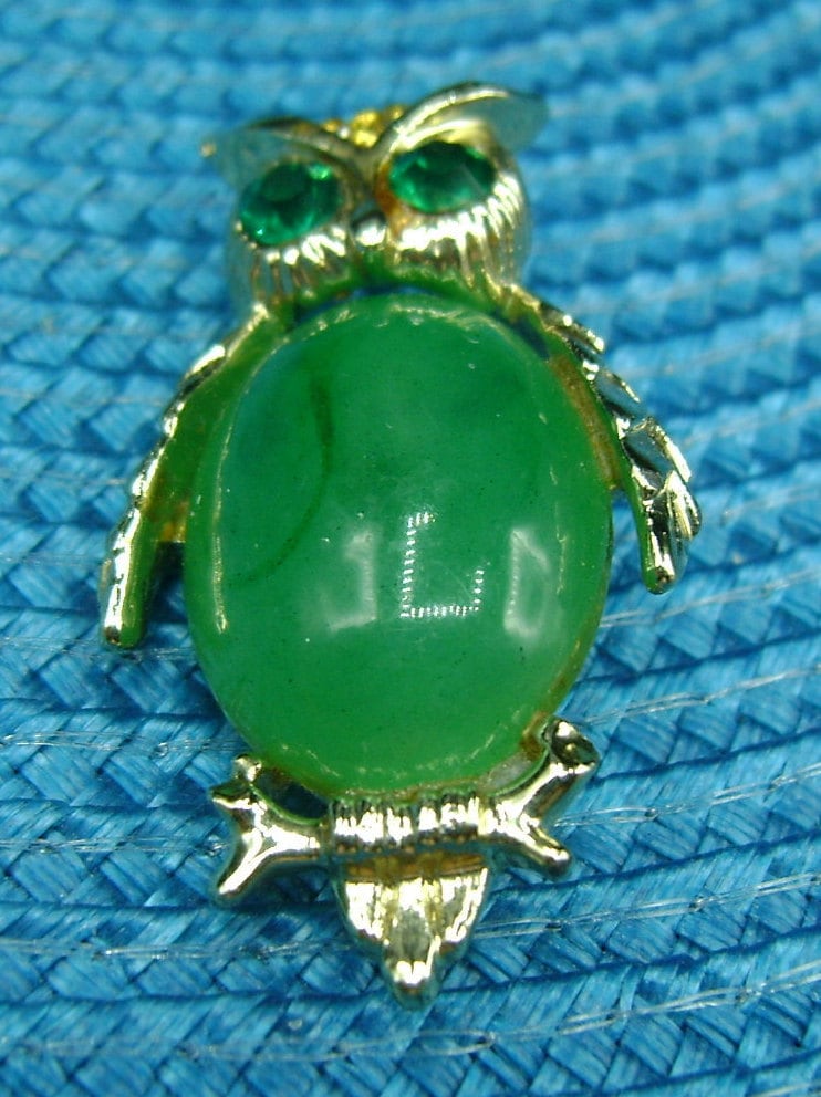 Vintage Jade Eule Brosche/Goldton Stift Mit Grünen Smaragd Augen Sammlerstück Geburtstagsgeschenk Weihnachtsgeschenk Tragen Auf Einer Jacke Vintage Jade Eule Brosche/Goldton Stift Mit Grünen Smaragd Augen Sammlerstück Geburtstagsgeschenk Weihnachtsgeschenk Tragen Auf Einer Jacke von AuntieAnnesGems