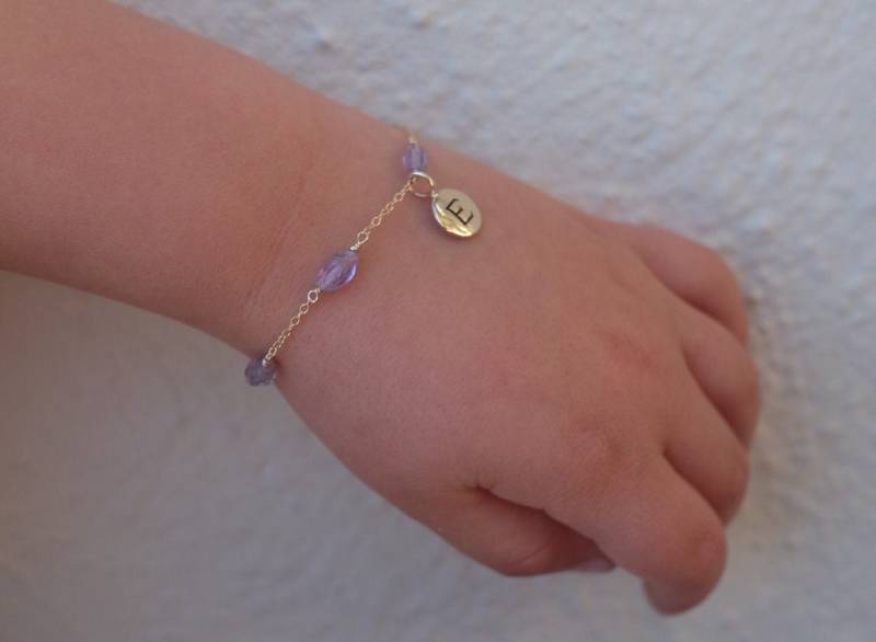 Amethyst Geburtsstein Armband Mit Initiale - Februar Geburtsmonat Geschenk- Initial Schmuck Für Baby Und Kind- Geburtstagsgeschenk Mädchen von Aupetitpied
