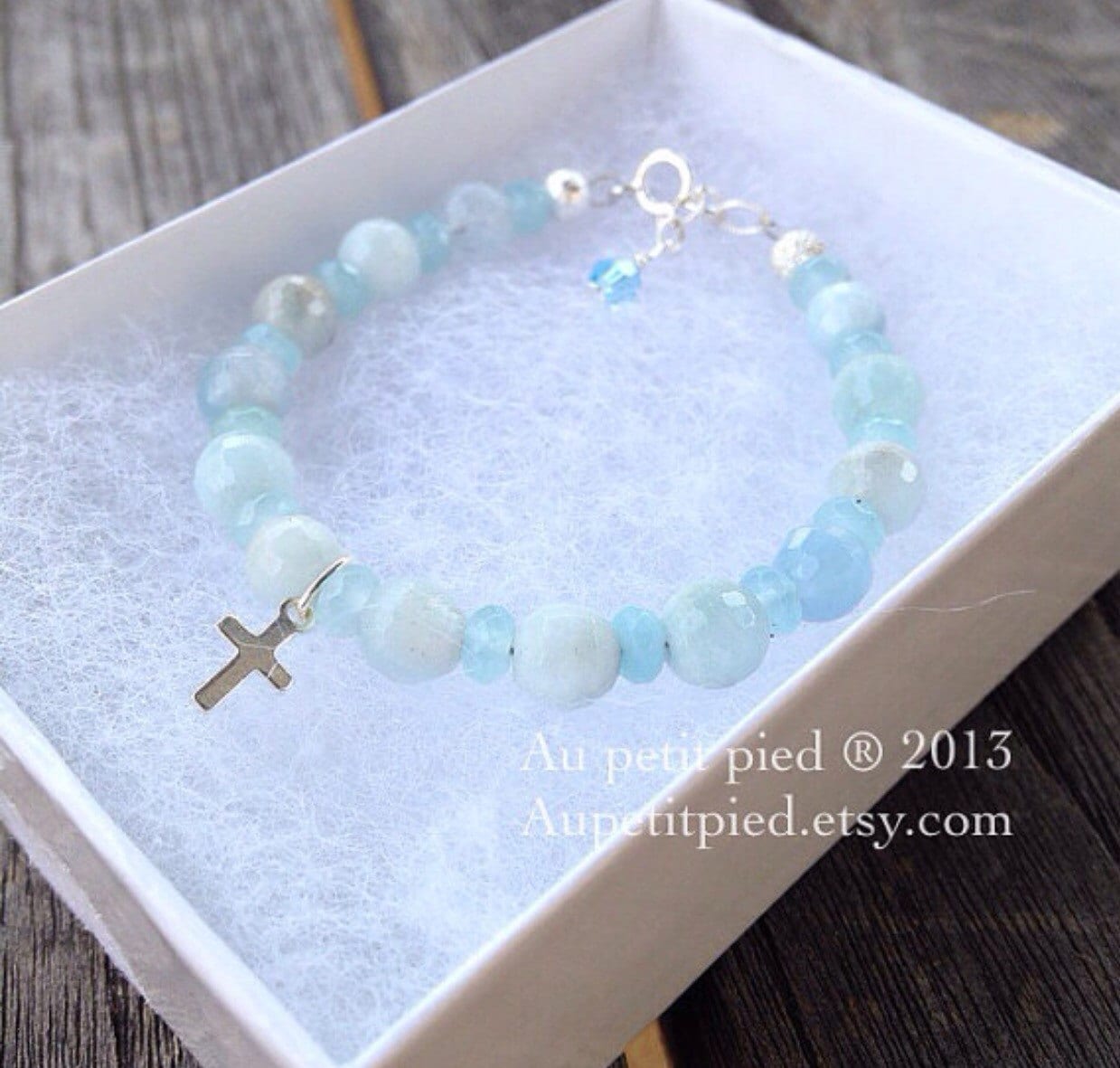 Aquamarine Baby-Taufarmband Mit Kreuz - Taufgeschenk Für Junge Patenkind Widmungsschmuck von Aupetitpied