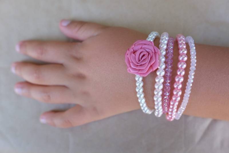 Baby Armband Set, Mädchen Armband, Baby Mädchen Geschenk, Foto Requisiten, Neugeborenen Armband-Perlen Babyarmbänder-Mädchen Armbänder-Blumen von Aupetitpied