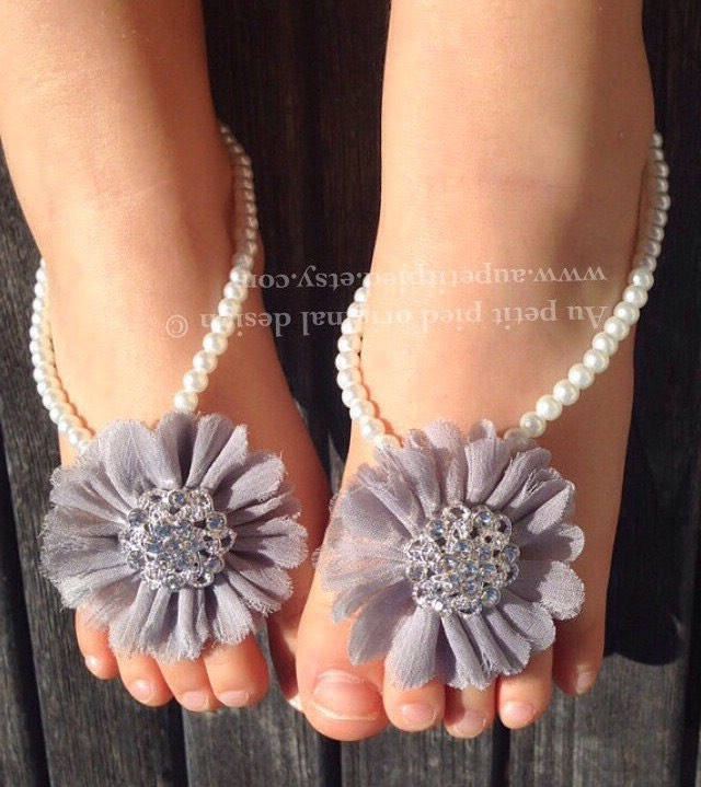 Baby Barfuß Sandalen, Graue Blume Und Strass Blumenmädchen, Neugeborenen Schuhe, Baby-Dusche-Geschenk, Foto Requisiten von Aupetitpied