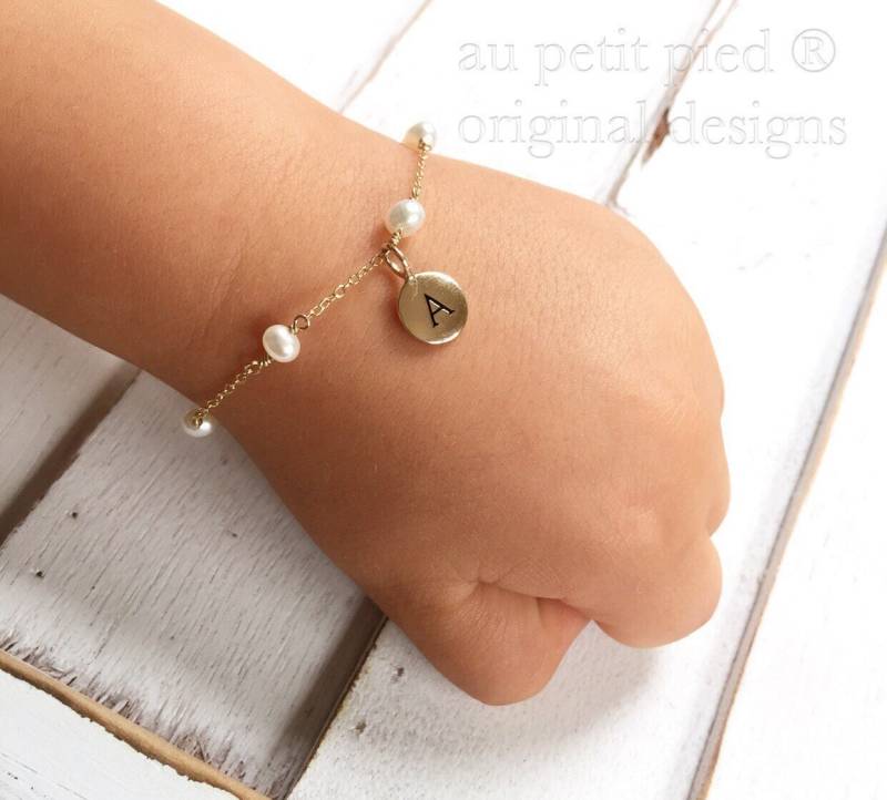 Personalisiertes Baby-Armband Mit Anfangsanhänger, Individuelles Taufgeschenk, Baby-Dusche-Schmuck, Taufe-Andenken Für Mädchen von Aupetitpied