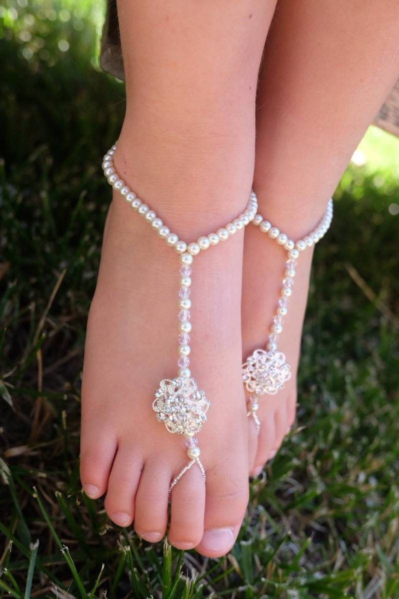 Blumenmädchen Barfuß Sandalen, Hochzeit Am Strand, Baby Brautjungfern Fuß Schmuck, Kleinkind Sandalen von Aupetitpied