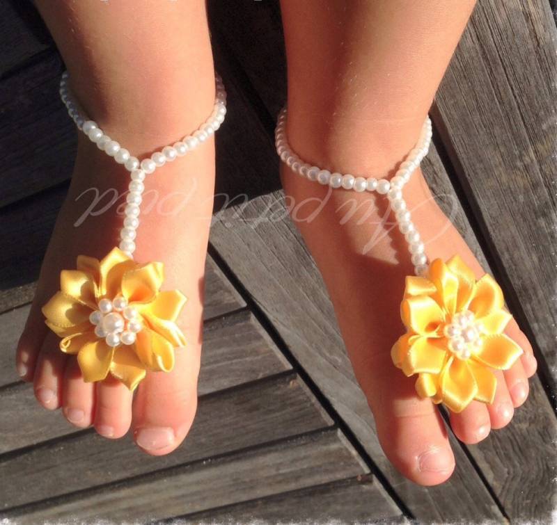 Blumenmädchen Barfußsandalen, Strandhochzeitsaccessoire, Mädchen Strandschuhe, Baby Barfußsandale, Taufschuhe, Shower Geschenk, Gelb von Aupetitpied