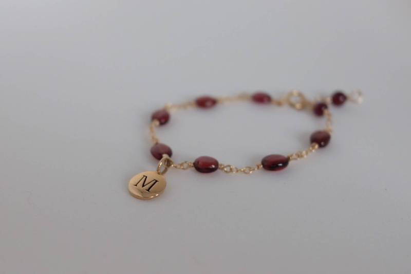 Granat Personalisierte Geburtsstein Baby Armband, Kleinkind Schmuck, Mädchen Geschenk, Januar von Aupetitpied