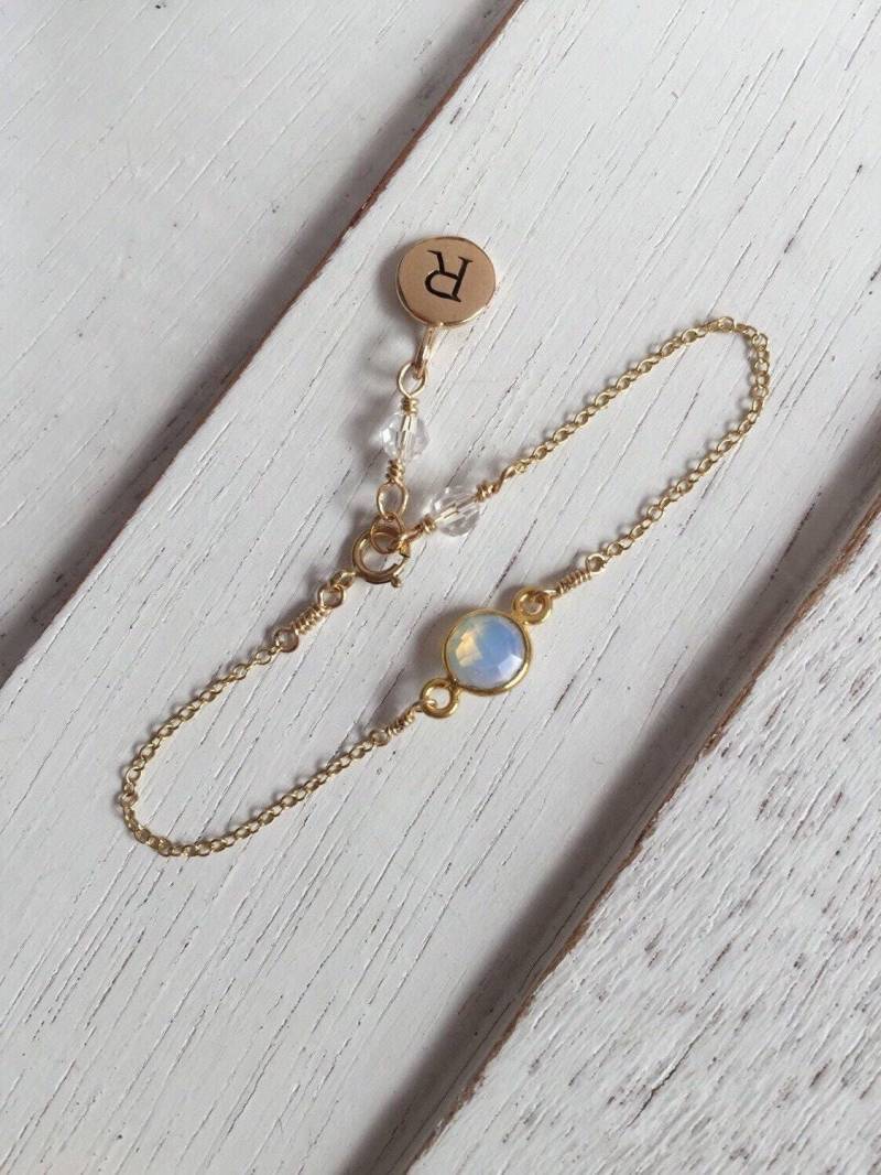 Initial - Und Opalarmband-Geburtsstein-Geburtsstein-Initialarmband-Baby-Shower-Geschenk-Baby-Mädchen-Kleinkind-Taufgeschenk-Taufe von Aupetitpied