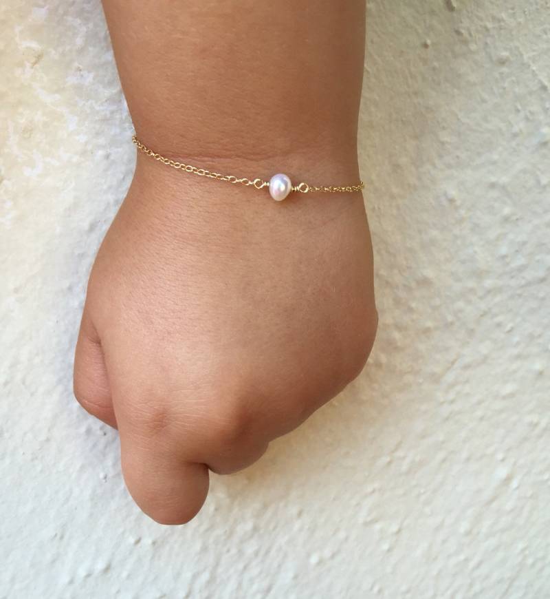 Perlen Baby Armband-Baby-Dusche-Geschenk-Baby Mädchen Geschenk-Kleinkind Armband-Kleinkind Armband-Gold Schmuck-Neugeborenen Geschenk-Gold Säugling von Aupetitpied