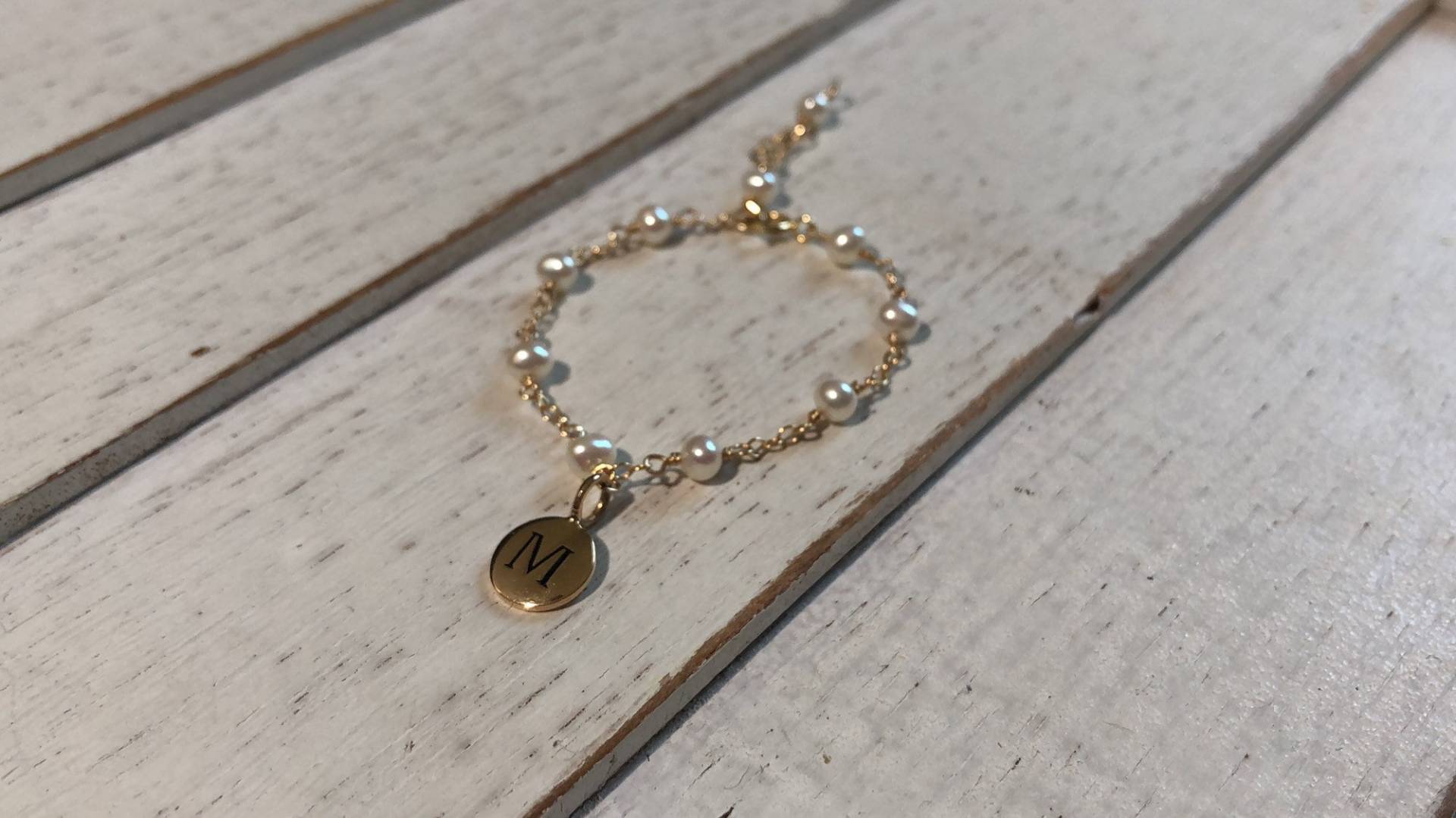 Personalisiertes Perlen Baby Armband-Initial Armband-Baby-Dusche-Geschenk-Baby Mädchen-Kleinkind Armband-Baby Namens-Charme Armband-Kleines Mädchen von Aupetitpied