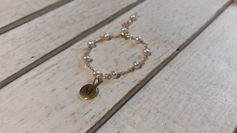 Personalisiertes Perlen Baby Armband-Initial Armband-Baby-Dusche-Geschenk-Baby Mädchen-Kleinkind Armband-Baby Namens-Charme Armband-Kleines Mädchen von Aupetitpied