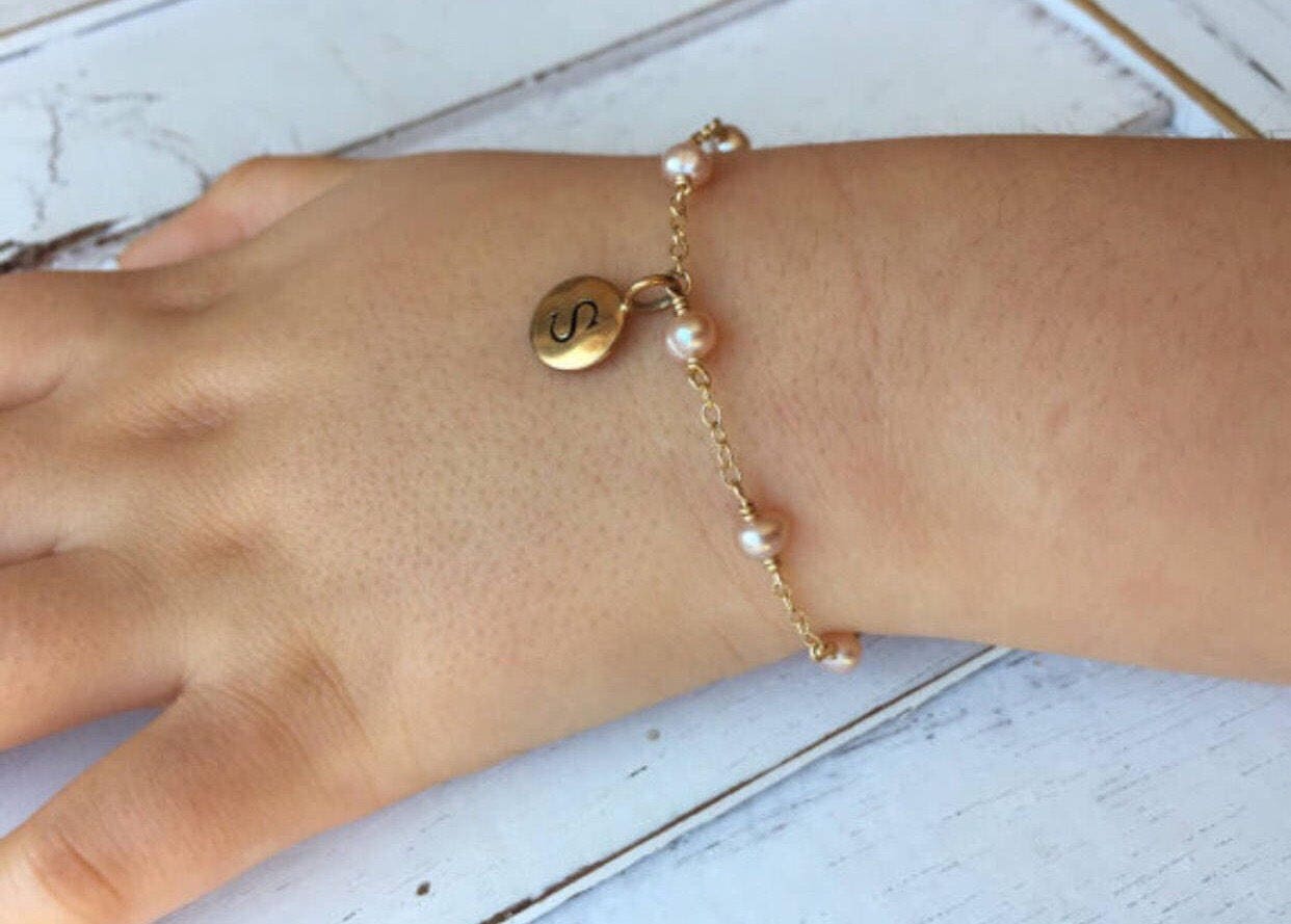 Rosa Süßwasserperlen Initial Armband von Aupetitpied