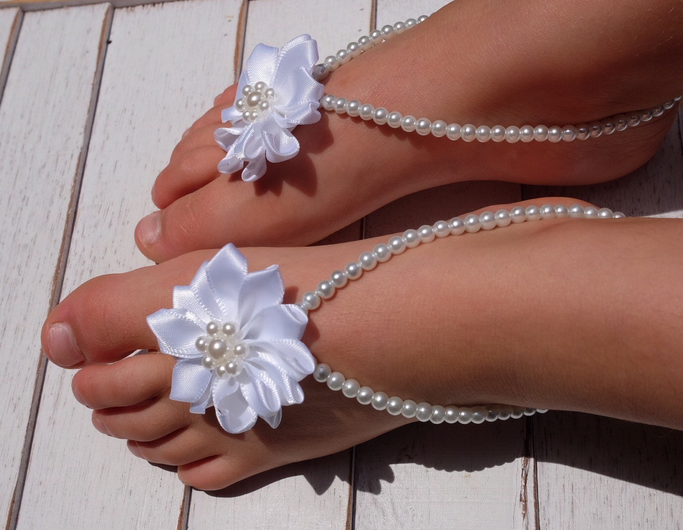 Weiße Barfuß Sandalen - Baby Blumen Mädchen Kleinkind Fußlose Sandalen-Foto Prop von Aupetitpied