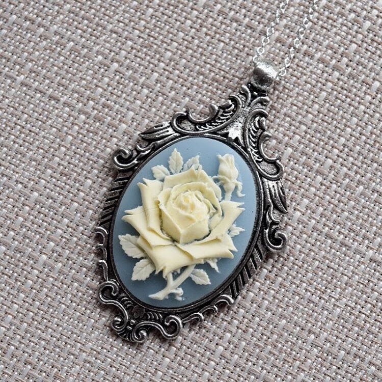Creme Und Wedgwood Blue Rose Cameo Halskette, Vintage Verzierte Antike Silberne Anhänger Creme Und Wedgwood Blue Rose Cameo Halskette, Vintage Verzierte Antike Silberne Anhänger von AuraEmpress