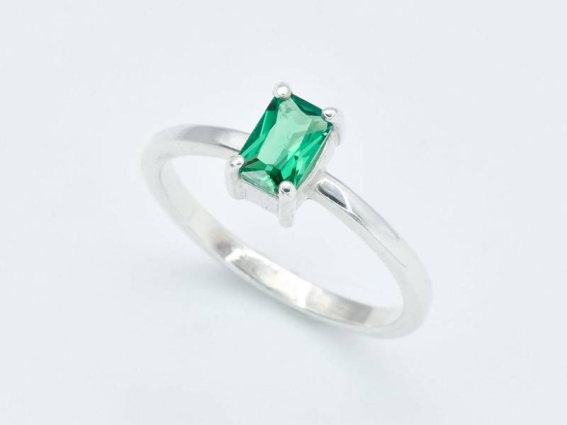 Baguette Smaragd Ring, Solitär Grün Versprechen Minimalist Mai Birthstone Verlobungsring von AuraFaithJewelry