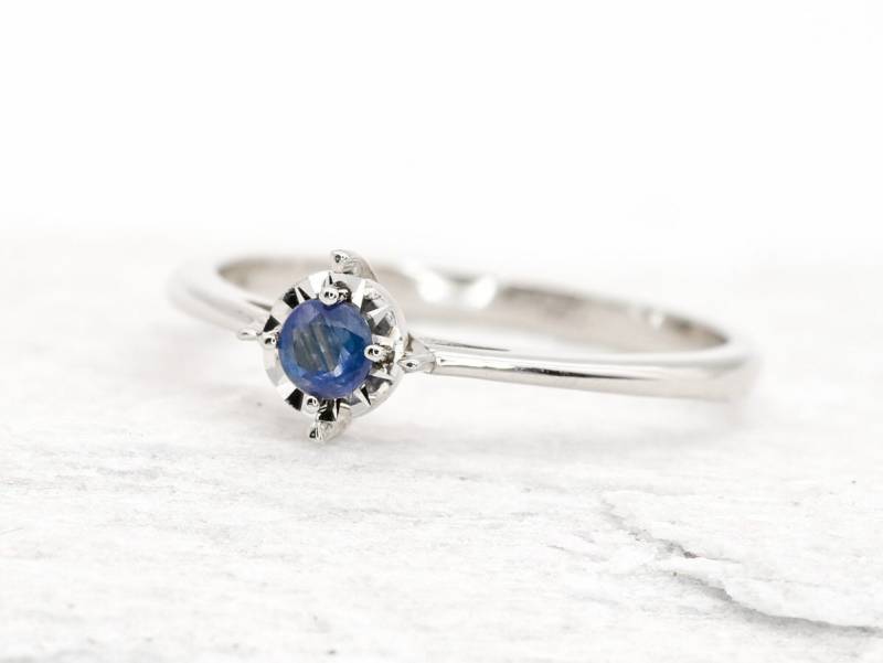 Goldsaphir Ring, 18K Weißgold, Natürlicher Saphir Geschenk Für Sie, Blaues Versprechen Verlobungsring von AuraFaithJewelry