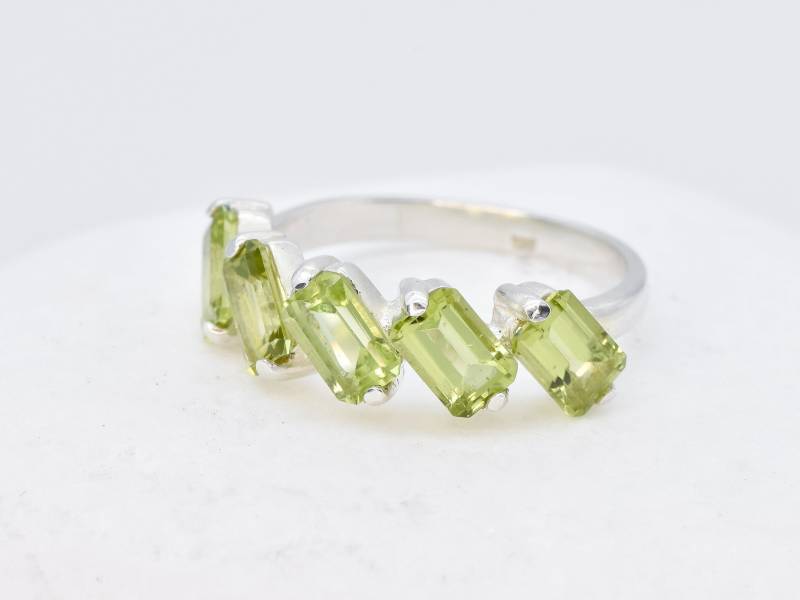 Peridot Baguette Ring, Natürlicher August Birthstone Grün Silber Ring von AuraFaithJewelry