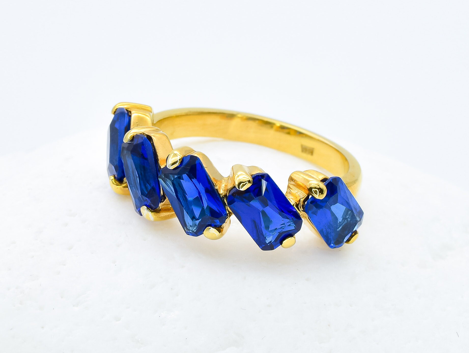 Saphir Baguette Ring, Schräger Band, Halb Eternity Blauer Stapelbarer Schräge 18K Vermeil Gold von AuraFaithJewelry