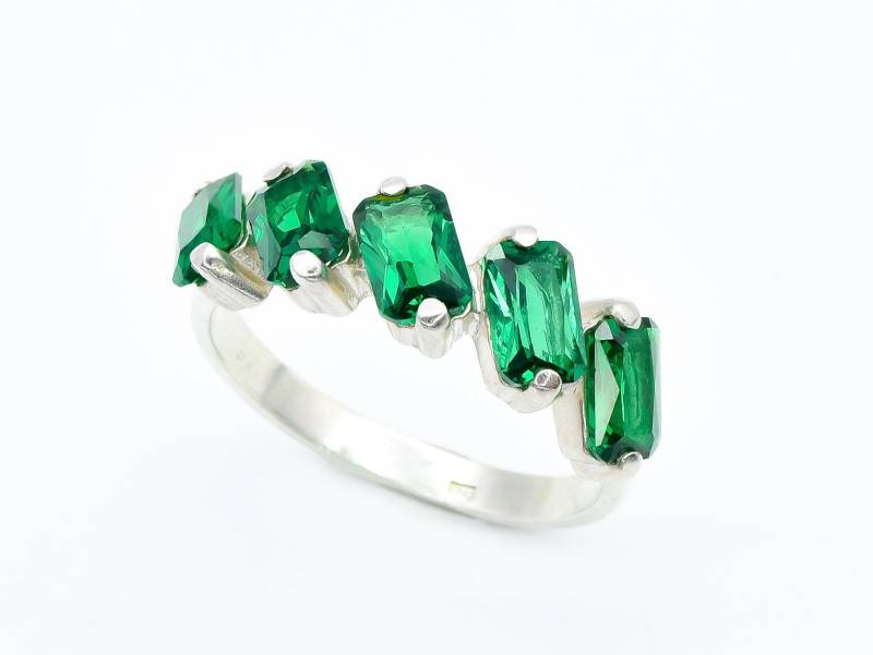 Smaragd Baguette Ring, Erstellt Smaragd, Grün Ring Smaragdschliff, Halbe Ewigkeit Band, Silberring von AuraFaithJewelry