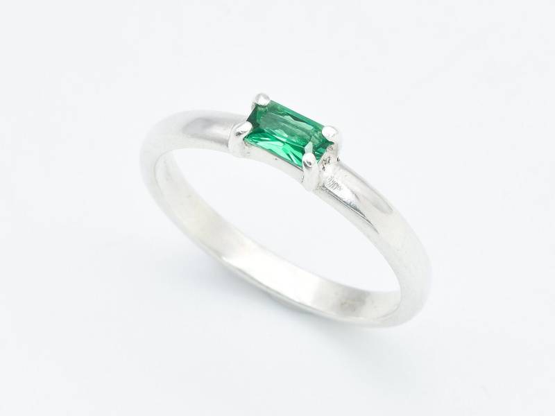 Smaragd Baguette Ring, Erstellt Smaragd, Mai Birthstone, Zierliche Minimalist Silber Ring Mit Grünem Stein von AuraFaithJewelry