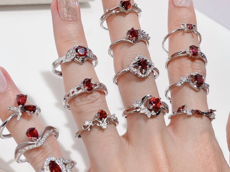 Granat Ring, Roter Stein Edelstein Schmuck, Kristall Ring Geschenk, Zierlicher Versilberter von AuraMoonShades