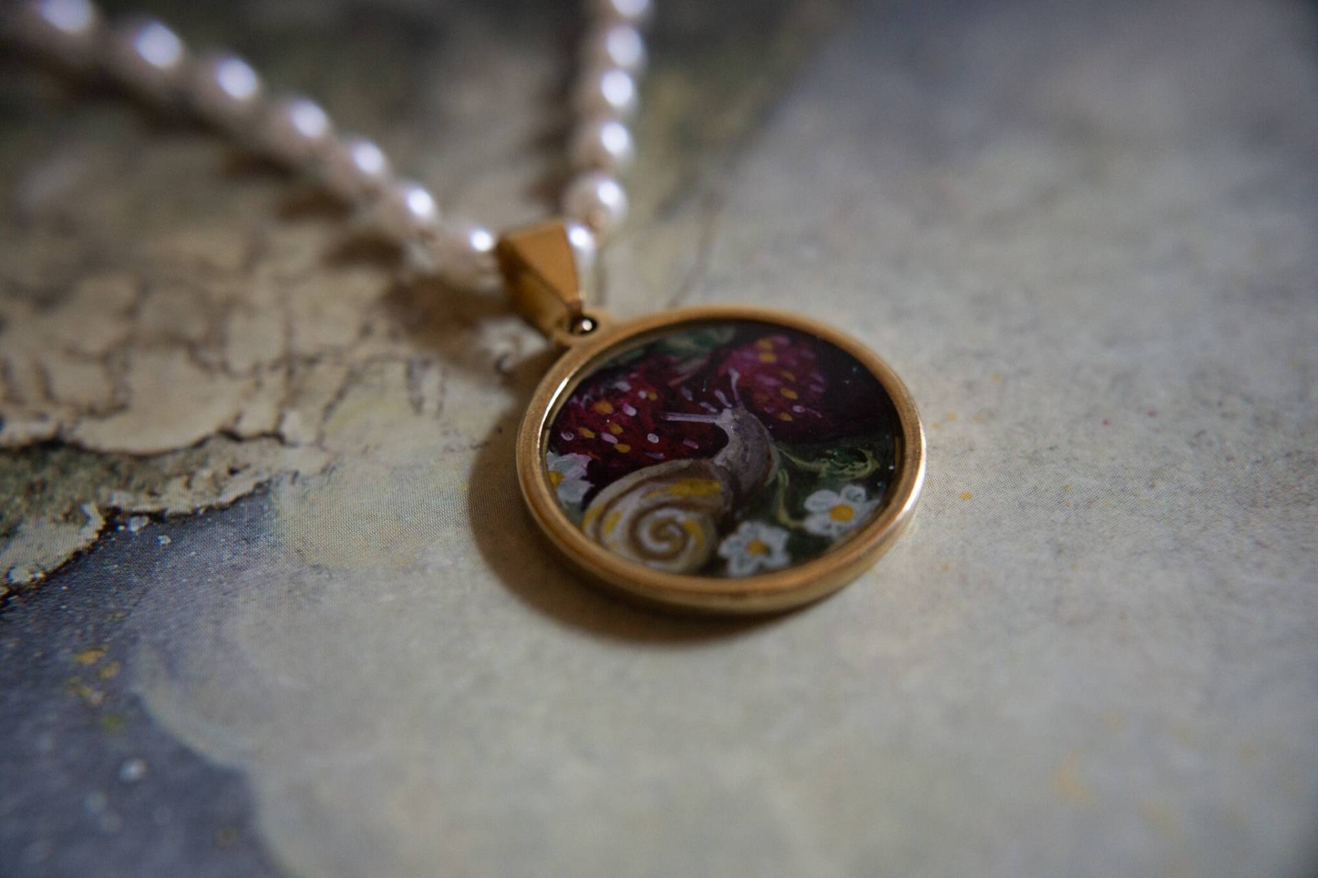 Erdbeere Und Schnecke Handbemalte Halskette Mit Naturmedaillon | Schmuck Für Langsames Leben Einzigartiges Kunsthandwerksgeschenk Erdbeere Und Schnecke Handbemalte Halskette Mit Naturmedaillon | Schmuck Für Langsames Leben Einzigartiges Kunsthandwerksgeschenk von AuraSylvatica