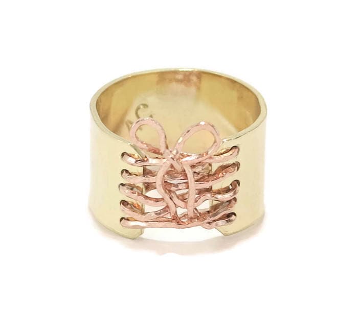 14K Gold Filled Korsett Ring, Breites Band, Bogen-Detail von AuraleeCompany