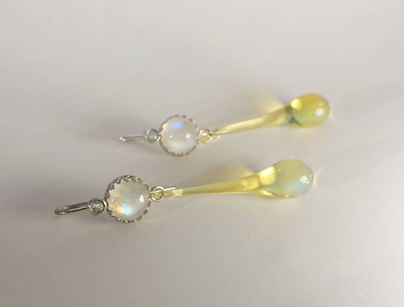 Ohrhänger Silber 925 Mit Gelb/Blau Schillernden Glastropfen Von Der Glaskünstlerin Priska King-Tobler, Regenbogen Mondstein Und Aquamarinen von AurariaArtis