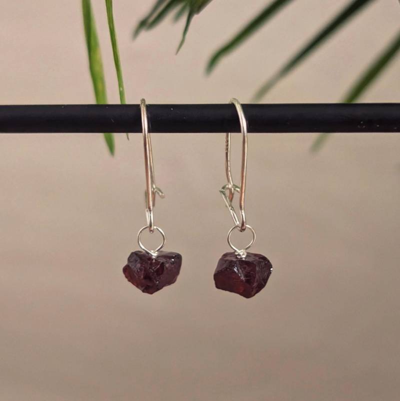 Roher Granat Ohrringe Zart Gold Gefüllt Oder 925Er Silber Edelstein Creolen Filigran Kleine Edelsteine Roh von AurasOfArt