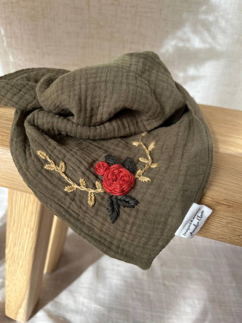 Kinderhalstuch Musselin Grün | Handbestickt Dreieckstuch Kinder Halstuch Personalisierbar Musselinschal von AureliaElena