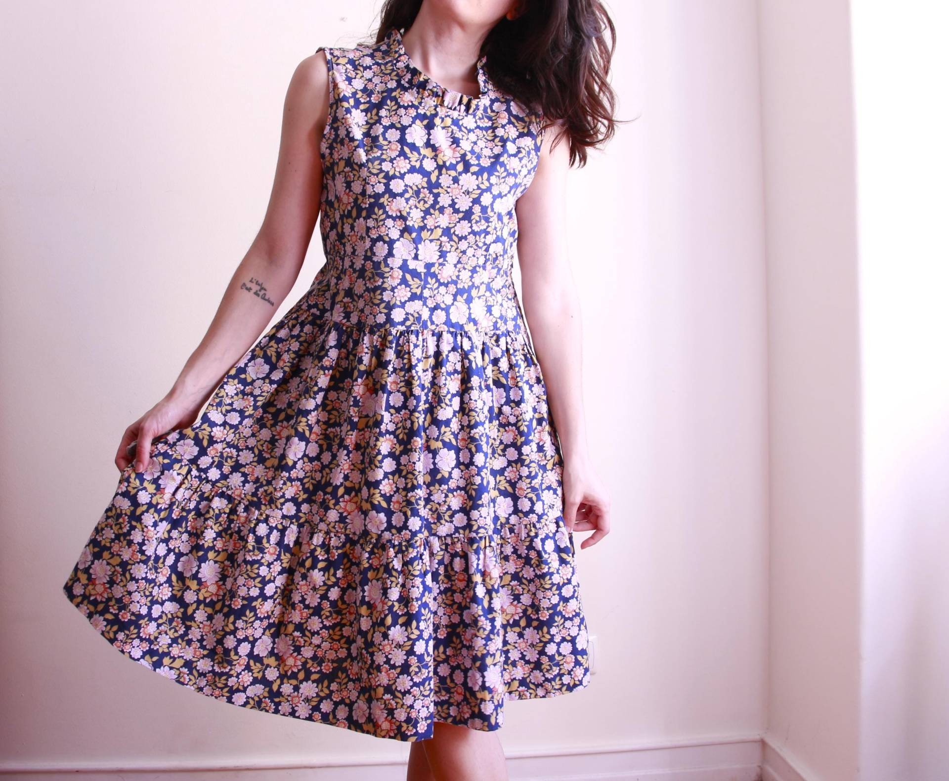 Vintage Florales Midikleid, Ärmelloses Rüschenkleid von Aureliavtg