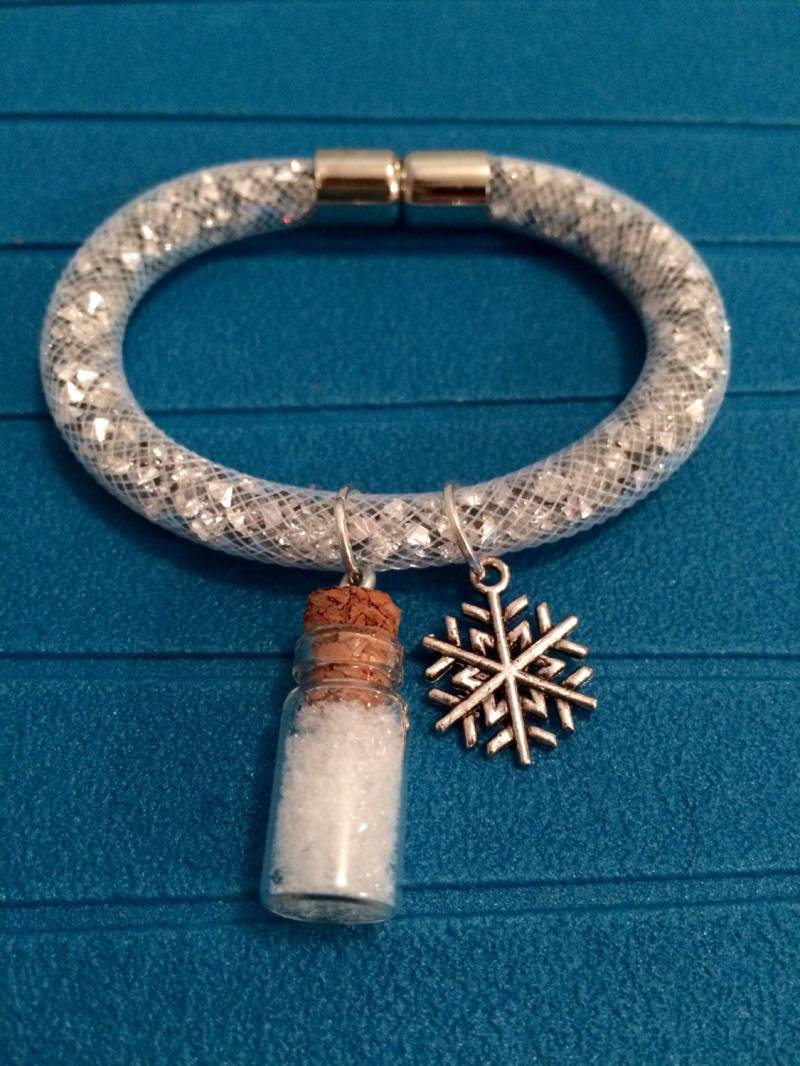 Gefrorenes Armband Schneekönigin Gefrorenes Armband Schneekönigin von AurelieDIY